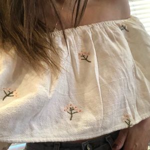 •••ZARA••• embroidered floral off shoulder crop